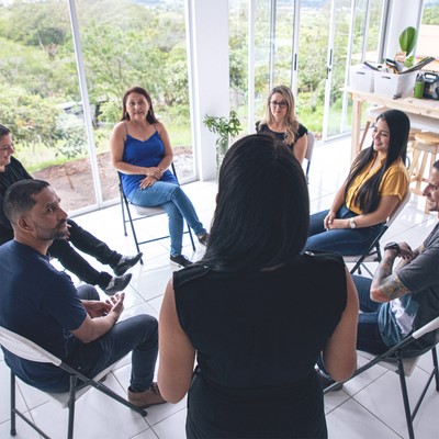 a smith assembler facilitates a meeting with a six-person team